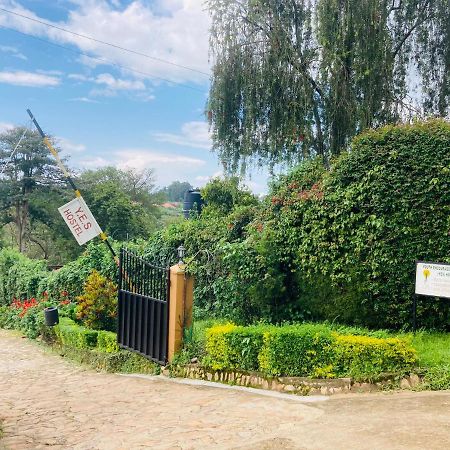 Yes Hostel Fort Portal Luaran gambar